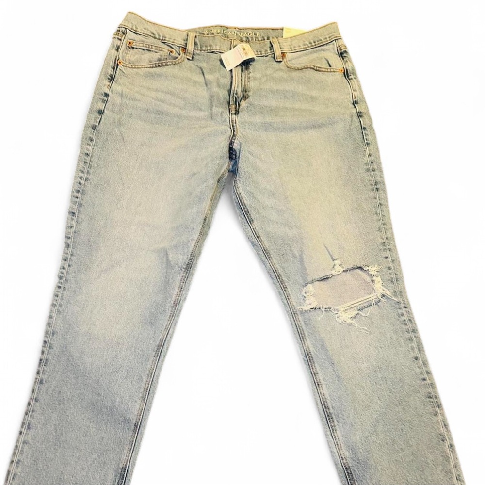 NWT American Eagle Outfitters Light Wash Distressed 90’s women’s skinny Jeans